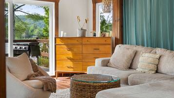 Una televisión, una pantalla de ordenador