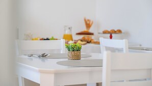 فطور كامل مجانًا يوميًا