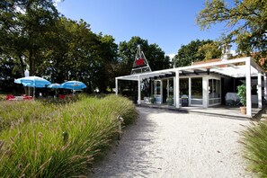 Property grounds - Contemporary Chalet With Dishwasher, in a Holiday Park on the Veluwemeer (Hulshorst)