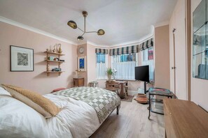 Escritorio, tabla de planchar con plancha, wifi y ropa de cama 