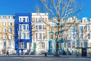A row of terraced houses with a tree in the foreground. - Charming studio flat near Notting Hill (London)