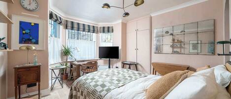 Una scrivania, ferro/asse da stiro, Wi-Fi, lenzuola