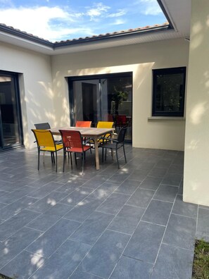 Outdoor dining - VILLA DETENTE & CONFORT (HOURTIN)