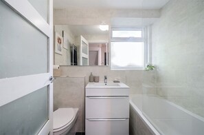 Sèche-cheveux, serviettes fournies, savon, papier toilette