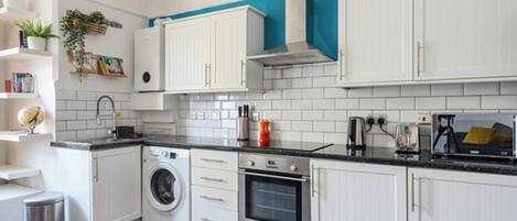 Een microgolfoven, een oven, een kookplaat