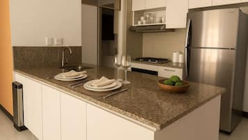 Refrigerador, microondas, horno y parrilla de estufa