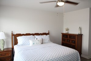 3 bedrooms, iron/ironing board, travel crib, free WiFi - Becky's Cottage (Colonial Beach)