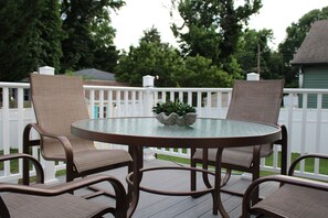 Outdoor dining - Becky's Cottage (Colonial Beach)