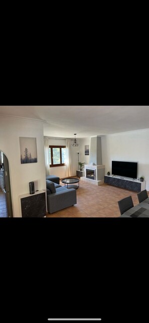 Smart TV, fireplace, stereo, computer monitors