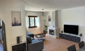 Téléviseur connecté, foyer, chaîne audio, écran d’ordinateur