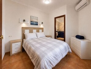 3 bedrooms, in-room safe, desk, iron/ironing board