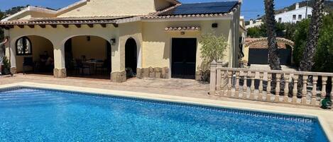 Een buitenzwembad, een verwarmd zwembad