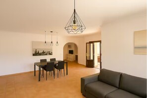 Smart TV, fireplace, stereo, computer monitors