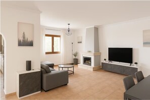 Smart TV, fireplace, stereo, computer monitors - Beautiful 3 bed villa with pool and Mountain View. Sleeps up to EIGHT! (Calpe)