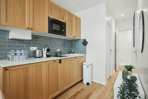 Fridge, microwave, stovetop, dishwasher