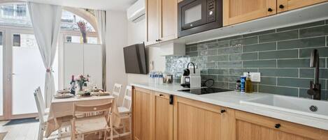 Réfrigérateur, micro-ondes, plaque de cuisson, lave-vaisselle