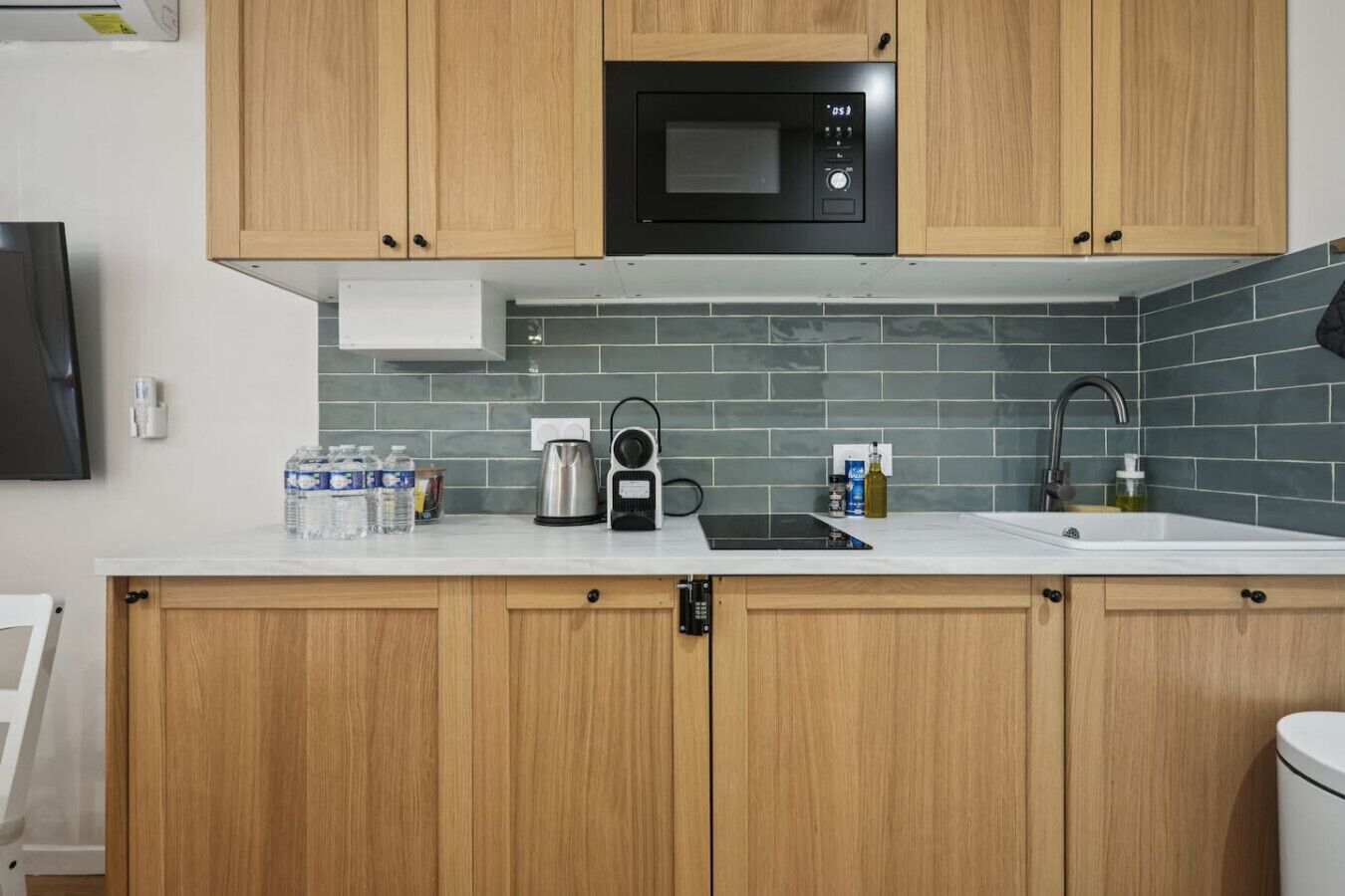 Een koelkast, een microgolfoven, een kookplaat, een vaatwasser