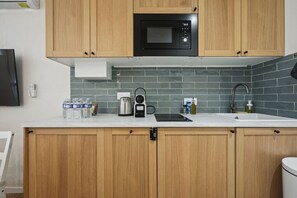 Fridge, microwave, stovetop, dishwasher