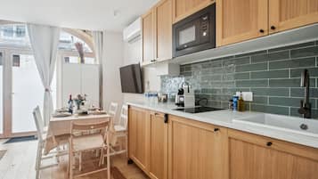 Réfrigérateur, micro-ondes, plaque de cuisson, lave-vaisselle