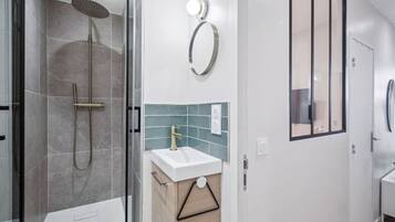 Sèche-cheveux, serviettes fournies