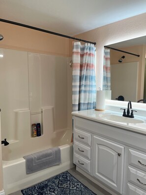 Shower, hair dryer, towels, soap - Chill  Cottage in charming Punta Gorda (Punta Gorda)