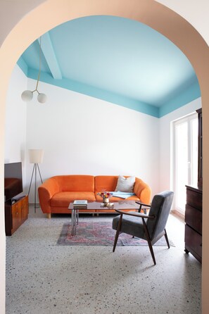 TV - New Modern Beach Apartment (Palit)