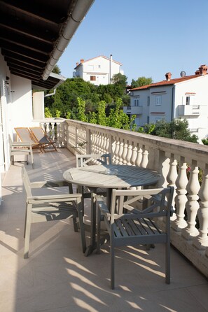 Outdoor dining - New Modern Beach Apartment (Palit)