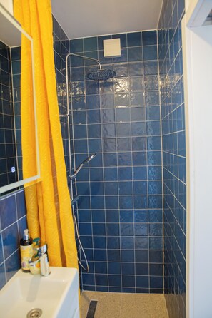 Shower, hair dryer, towels, soap - New Modern Beach Apartment (Palit)