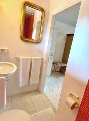 Bathroom - Nice room in Ilanz - central. by OLGIATI (Ilanz Glion)