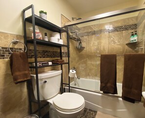 Hiustenkuivaaja, pyyhkeet, saippua, vessapaperi