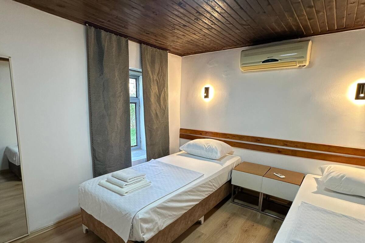 Basic Room, 2 Twin Beds | Free WiFi
