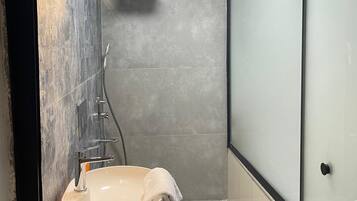 クラシック ダブルルーム | バスルーム | バスアメニティ (無料)、ヘアドライヤー、タオル、石鹸