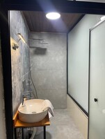 Habitación clásica doble | Baño | Artículos de higiene personal gratuitos, secador de pelo y toallas
