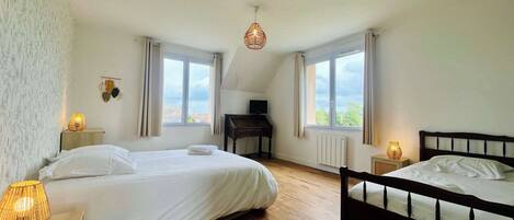 3 bedrooms, iron/ironing board, WiFi, bed sheets