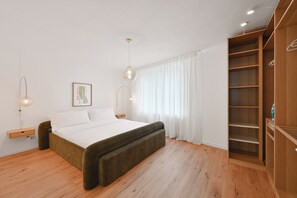 3 slaapkamers, een strijkplank/strijkijzer, internet, beddengoed