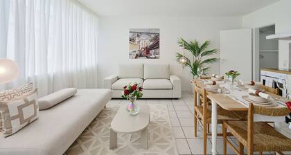 Beautiful 3-bedroom apartment in City Center. Sleeps 10. Free Wifi, Free Parking