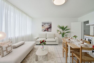 Beautiful 3-bedroom apartment in City Center. Sleeps 10. Free Wifi, Free Parking