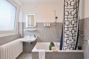 Secadora de cabello, toallas, jabón, papel de baño 