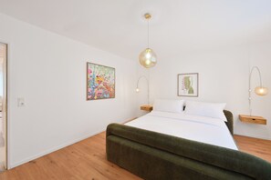 3 bedrooms, iron/ironing board, internet, bed sheets