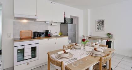 Beautiful 3-bedroom apartment in City Center. Sleeps 10. Free Wifi, Free Parking
