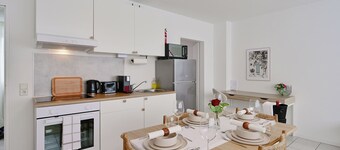 Beautiful 3-bedroom apartment in City Center. Sleeps 10. Free Wifi, Free Parking
