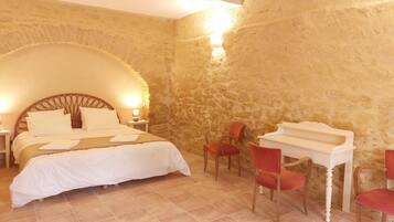 Phòng đôi Superior | Bộ đồ giường cao cấp, khu vực làm việc phù hợp cho laptop