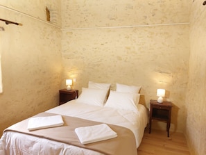Premium bedding, laptop workspace, free cribs/infant beds, rollaway beds