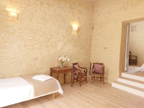 Premium bedding, laptop workspace, free cribs/infant beds, rollaway beds