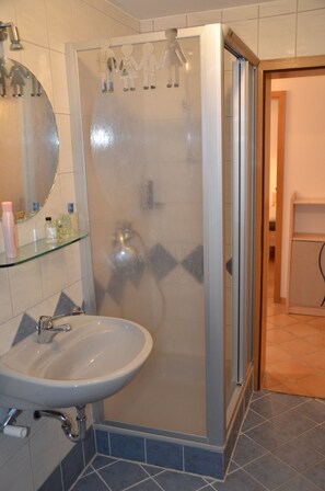 Dusche, Haartrockner, Handtücher, Toilettenpapier