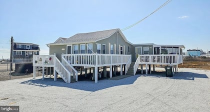 Tranquil Water View 3-bedroom, 1-bathroom house in Tuckerton
Sleeps : 8