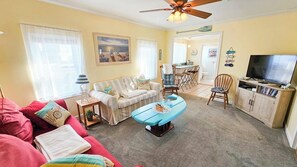 TV, books - Tranquil Water View 3-bedroom, 1-bathroom house in Tuckerton

Sleeps : 8 (Tuckerton)