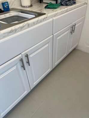 Jääkaappi, mikroaaltouuni, kahvin-/teenkeitin, leivänpaahdin