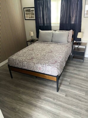 1 makuuhuone, työpöytä, silitysrauta/-lauta, vauvan matkasänky