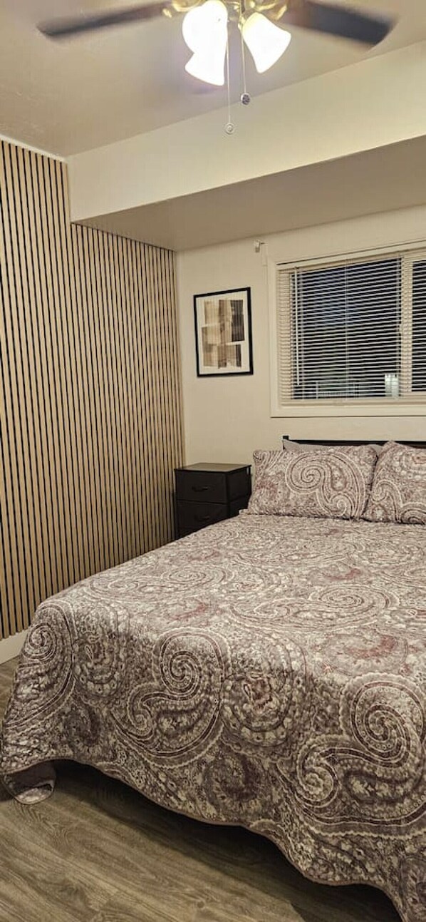 1 habitación, escritorio, tabla de planchar con plancha y cuna de viaje 